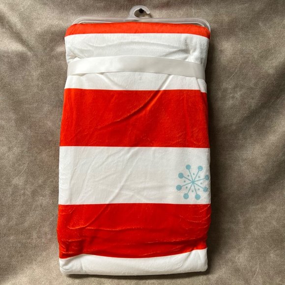 ADORABLE DISNEY BABY MICKEY MOUSE CHRISTMAS SHERPA LINED BABY BLANKET. 30" x 40" - Picture 4 of 5